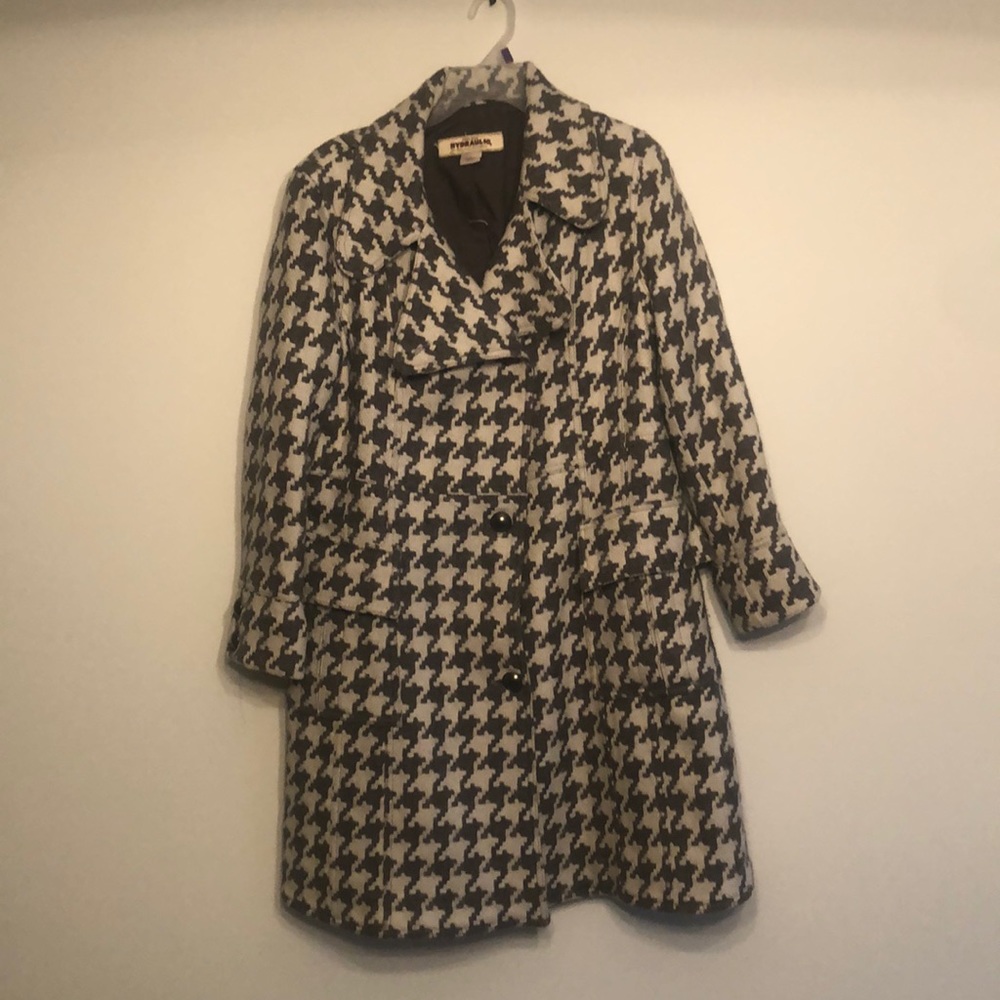 Never worn houndstooth gray/white coat, size L, 2 pockets, big buttons on cuffs